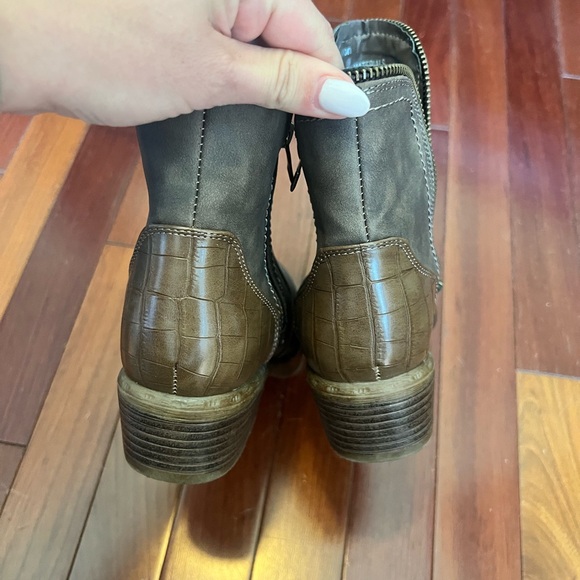 American Rag Booties -size 8 - Picture 3 of 9